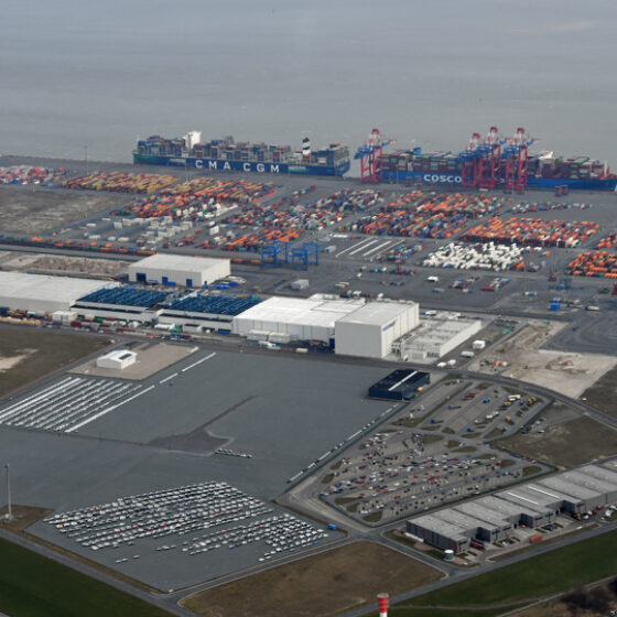 Luftbild des Güterverkehrszentrum JadeWeserPort Wilhelmshaven sowie des Container Terminals von Eurogate