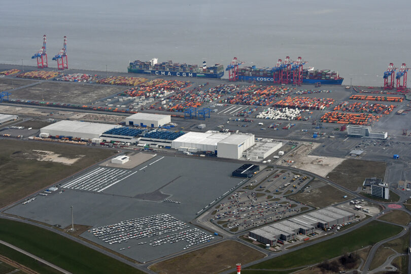 Luftbild des Güterverkehrszentrum JadeWeserPort Wilhelmshaven sowie des Container Terminals von Eurogate